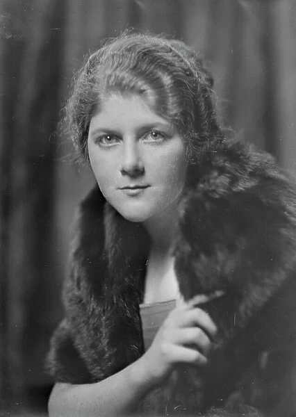 Miss Jacques, portrait photograph, 1918 Oct. Creator: Arnold Genthe