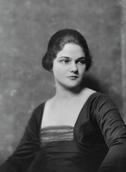 Miss Lydia Hoyt, portrait photograph, 1918 Feb. 6. Creator: Arnold Genthe