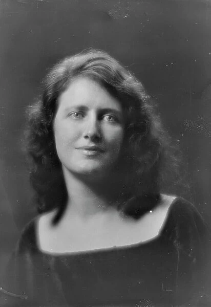 Miss Wynne Pyle, portrait photograph, 1919 June 6. Creator: Arnold Genthe