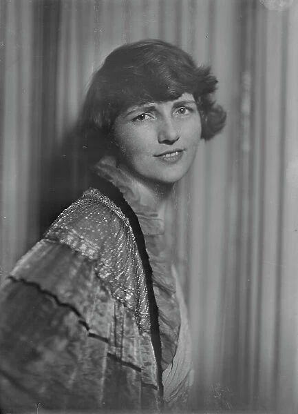 Mrs. H.R. Lee, portrait photograph, 1918 Oct. 30. Creator: Arnold Genthe