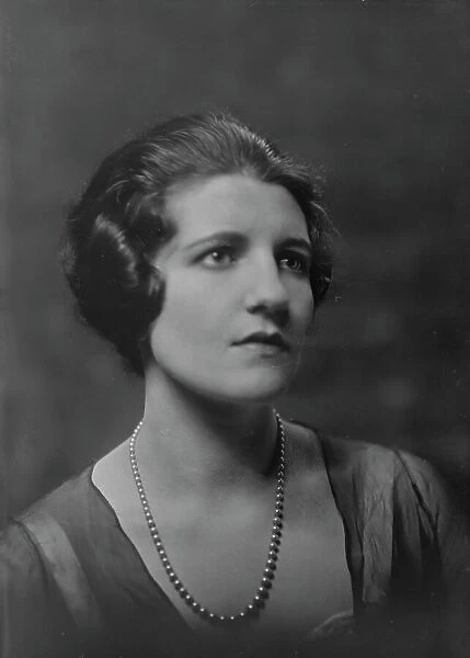 Mrs. Raymond Belmont, portrait photograph, 1918 Dec. 30. Creator: Arnold Genthe