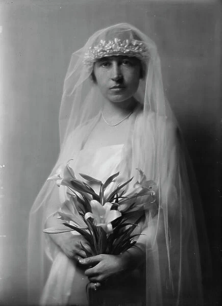 Mrs. Roscoe Holt, portrait photograph, 1918 Mar. 28. Creator: Arnold Genthe