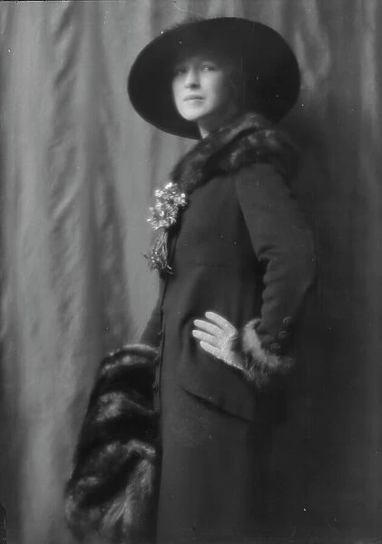 Osborn, Audrey, Miss, portrait photograph, 1913. Creator: Arnold Genthe