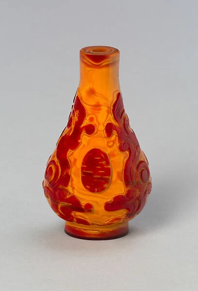 Pear-Shaped Snuff Bottle with Stylized Dragons and Stylized 'Shou'