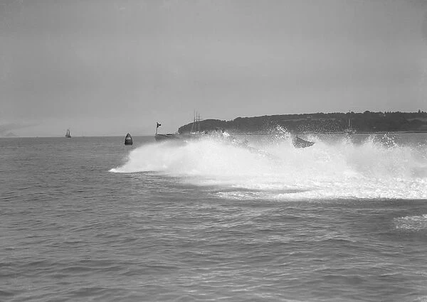 The power boat Maple-Leaf III under way, 1911. Creator: Kirk & Sons of Cowes