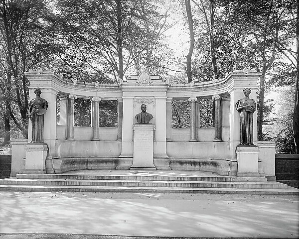 Richard Morris Hunt Memorial, New York, N.Y. between 1900 and 1910. Creator: Unknown