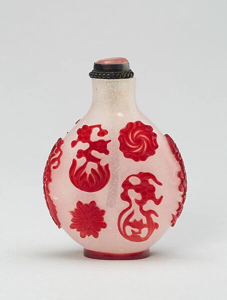Snuff Bottle with Various Free-Floating Flower Heads and Fruits, Qing dynasty, 1750-1830