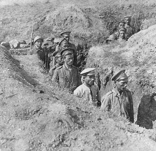 Sur le front d'orient; Soldats grecs, coiffes du casque, ramenant du Skra di Legen... 1918. Creator: Unknown