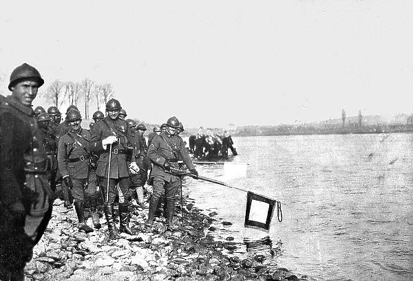 Sur le Rhin; A Huningue le 21 novembre 1918, la deuxieme division marocaine baigne... 1918. Creator: Unknown