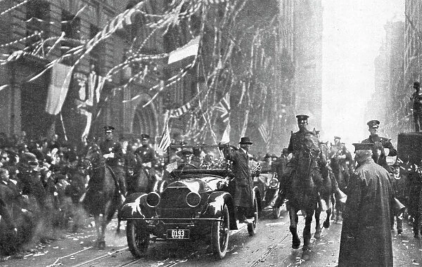 Sur le Sol Americain; L'arrivee a New-York, le 9 mai, de M. Viviani et du marechal, dans... 1917. Creator: Unknown