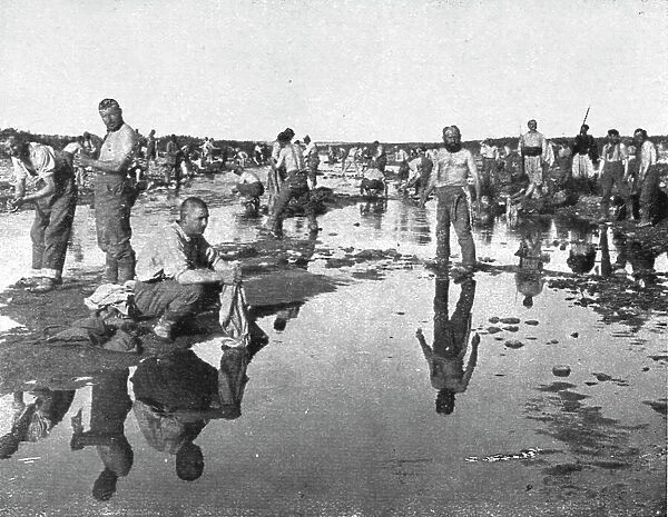 Tandis que;..et d'autres se baignent sous un chaud soleil, dans l'oued Djedi, pres... 1917. Creator: Unknown