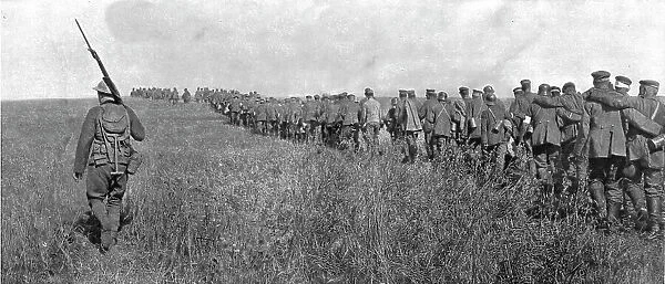 A travers le champ de bataille; colonne de prisonniers allemands diriges sur l'arriere... 1918. Creator: Unknown