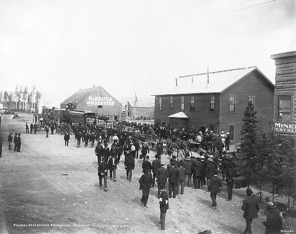 Visitors arriving for July 4th celebration, 1916. Creator: Unknown