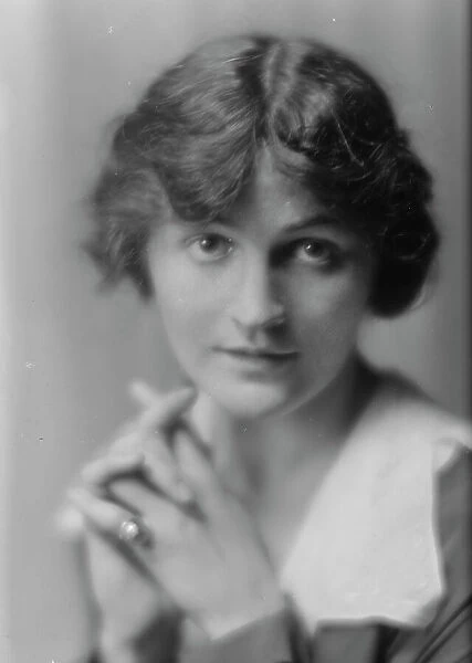 Woodruff, Eleanor, Miss, portrait photograph, 1914. Creator: Arnold Genthe