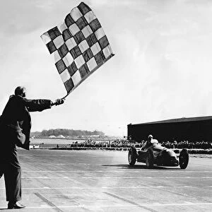 Alfa Romeo, Giuseppe Farina takes chequered flag, British Grand Prix at Silverstone 1950