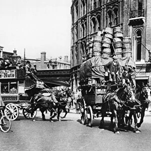 London street scene, early 1900s. Creator: Unknown