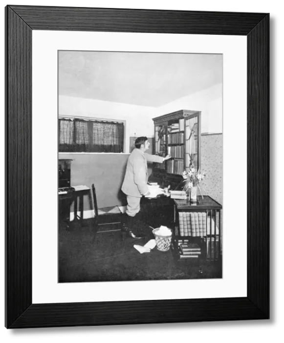 Framed Print : HG Wells (1865-1946), English novelist, writer and popular historian, c1902 Framed Print : HG Wells (1865-1946), English novelist, writer and popular historian, c1902