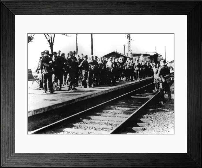 Framed Print : German soldiers on a railway platform awaiting transport, Paris, August 1940 Framed Print : German soldiers on a railway platform awaiting transport, Paris, August 1940