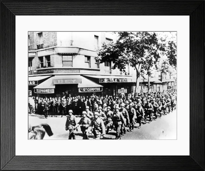 Framed Print : Arrival of the first German troops in Paris, June 1940 Framed Print : Arrival of the first German troops in Paris, June 1940