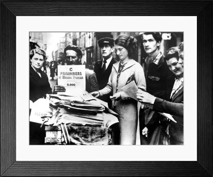 Framed Print : Distribution of the first official lists of wounded and captured French people, Paris, 25 July 1940 Framed Print : Distribution of the first official lists of wounded and captured French people, Paris, 25 July 1940