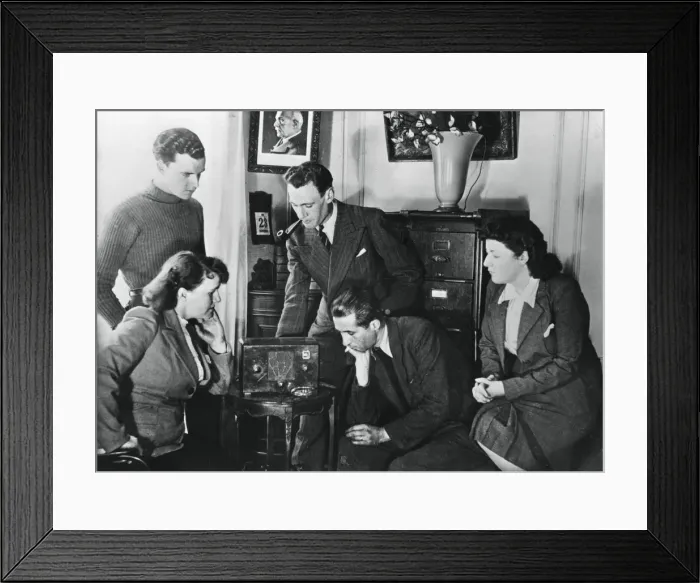 Framed Print : French citizens listening to a broadcast by Vichy deputy premier Admiral Darlan, 23 May, 1941 Framed Print : French citizens listening to a broadcast by Vichy deputy premier Admiral Darlan, 23 May, 1941