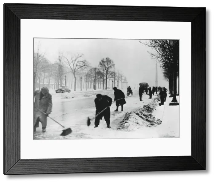 Framed Print : Clearing snow on the Champs Elysees, German-occupied Paris, winter, 1941 Framed Print : Clearing snow on the Champs Elysees, German-occupied Paris, winter, 1941