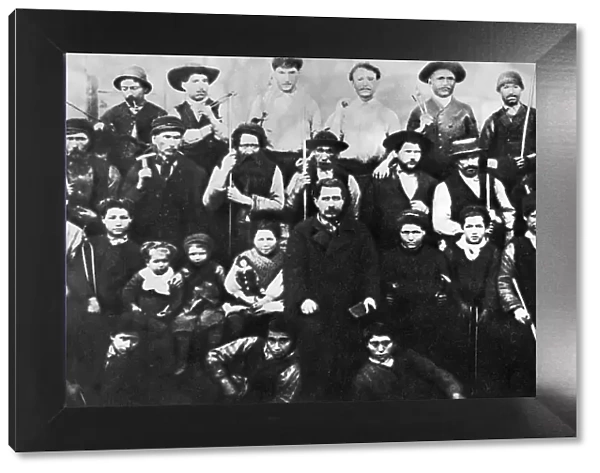Group of parisian workmen participating in the Commune, photograph. Paris Commune 1871