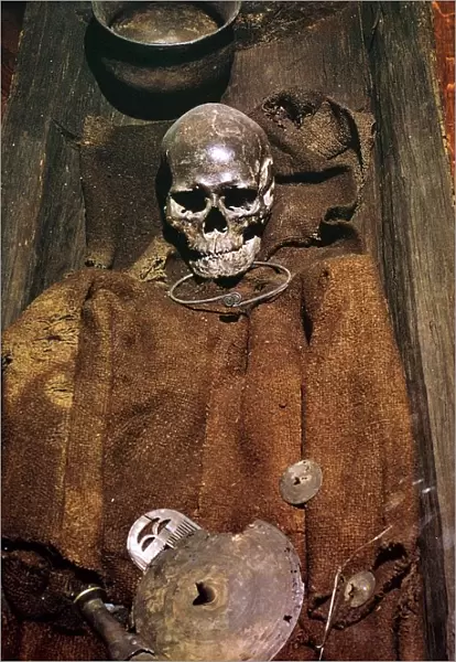 Early bronze age burial from Denmark, 16th century BC