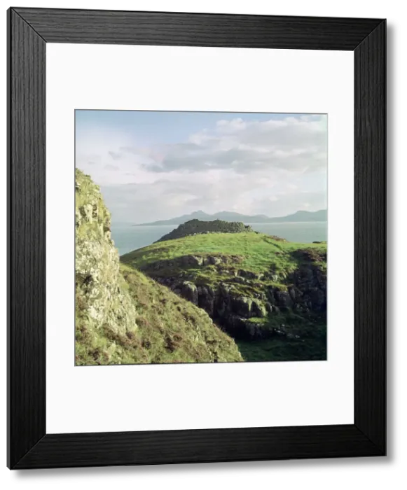 Framed Print : Ruadha A Dunain, a promontory fort on the Isle of Skye Framed Print : Ruadha A Dunain, a promontory fort on the Isle of Skye
