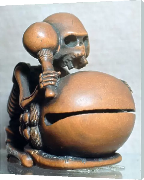 Japanese Netsuke of a skeleton playing a drum, 18th century