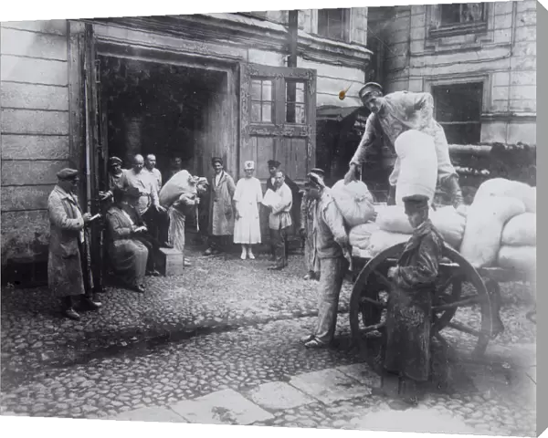 Unloading food, the House of Scientists, Petrograd, Russia, c1920-c1924(?)
