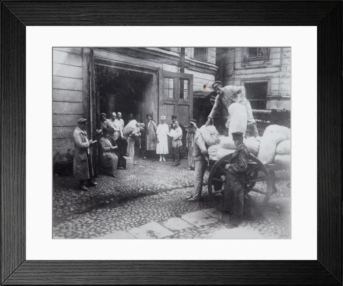 Framed Print : Unloading food, the House of Scientists, Petrograd, Russia, c1920-c1924(?) Framed Print : Unloading food, the House of Scientists, Petrograd, Russia, c1920-c1924(?)
