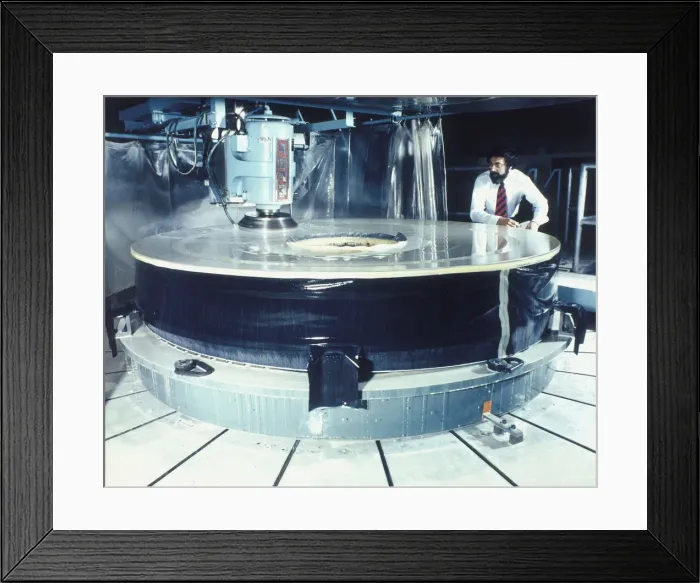 Framed Print : Polishing the mirror of the Hubble Telescope, 1980s Framed Print : Polishing the mirror of the Hubble Telescope, 1980s