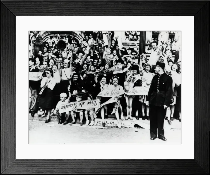 Framed Print : World War 2: Liberation of Paris, 1944