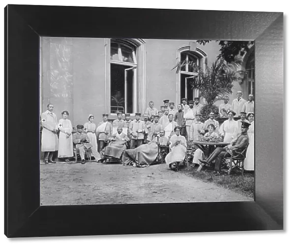 German nurses and patients, Frankfurt am Main, Germany, World War I, 1915
