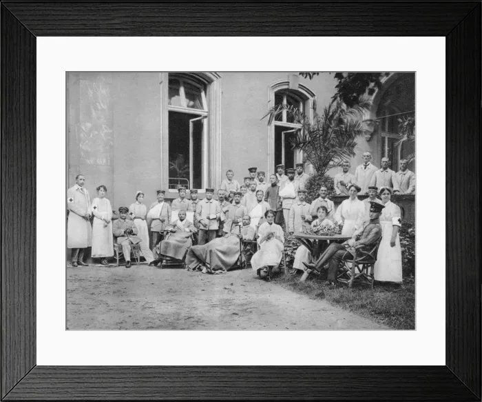 Framed Print : German nurses and patients, Frankfurt am Main, Germany, World War I, 1915 Framed Print : German nurses and patients, Frankfurt am Main, Germany, World War I, 1915