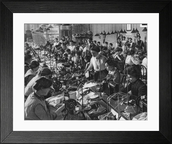 Framed Print : Seamstresses of the National Union of Women, Frankfurt am Main, World War I, 1915 Framed Print : Seamstresses of the National Union of Women, Frankfurt am Main, World War I, 1915