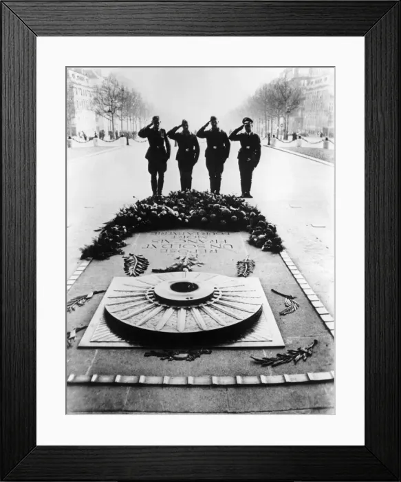 Framed Print : German soldiers saluting the Tomb of the Unknown Soldier, Paris, December 1940 Framed Print : German soldiers saluting the Tomb of the Unknown Soldier, Paris, December 1940