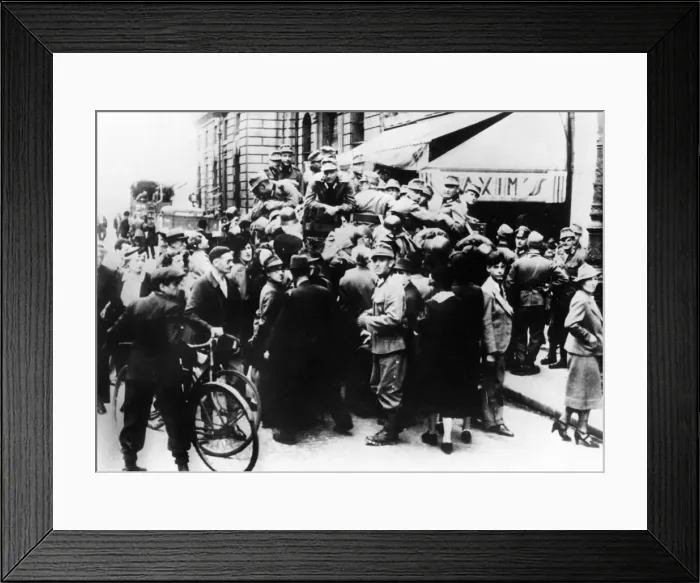 Framed Print : German soldiers outside Maxims restaurant, Paris, July 1940 Framed Print : German soldiers outside Maxims restaurant, Paris, July 1940