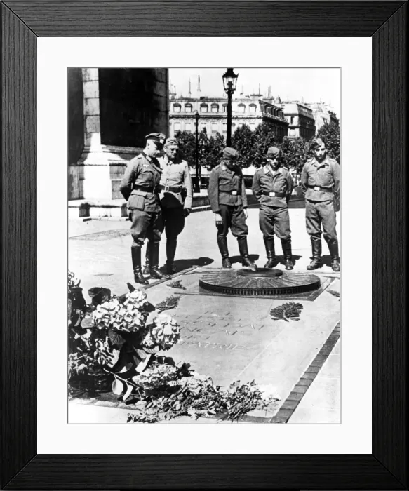 Framed Print : German soldiers at the Tomb of the Unknown Soldier at the Arc de Triomphe, Paris, December 1940 Framed Print : German soldiers at the Tomb of the Unknown Soldier at the Arc de Triomphe, Paris, December 1940