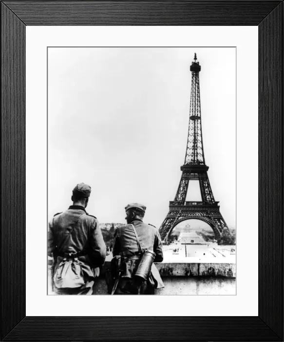 Framed Print : German soldiers at the Eiffel Tower, Paris, June 1940 Framed Print : German soldiers at the Eiffel Tower, Paris, June 1940
