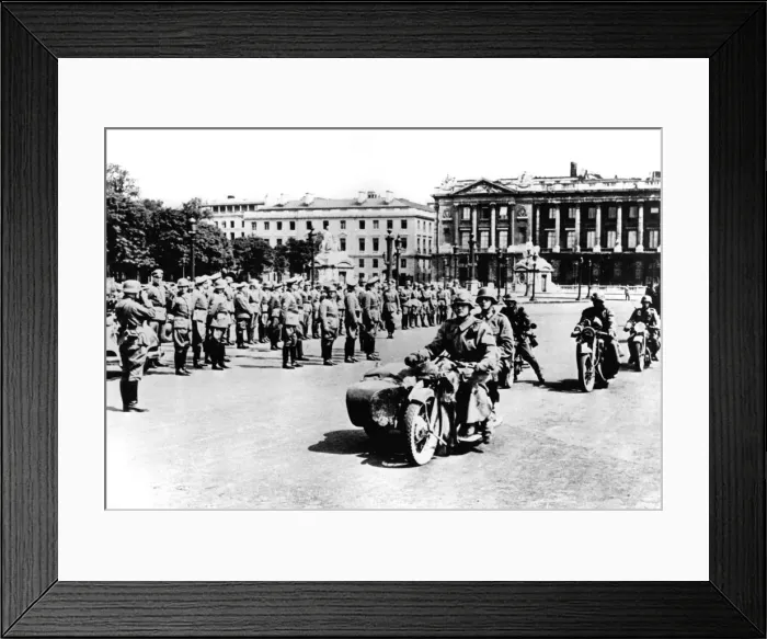 Framed Print : German troops in the lace de l Etoile, Paris, 1940 Framed Print : German troops in the lace de l Etoile, Paris, 1940
