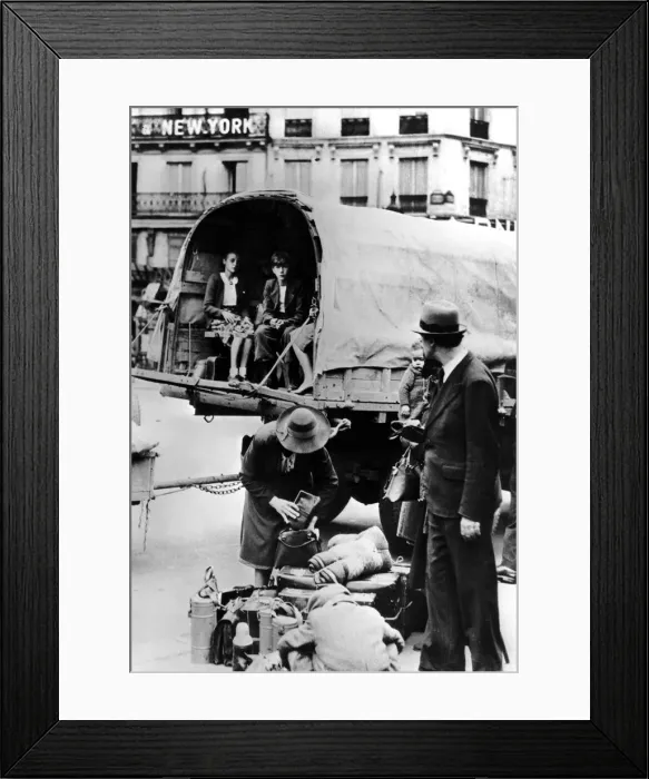 Framed Print : Refugees returning home, Paris, July 1940 Framed Print : Refugees returning home, Paris, July 1940