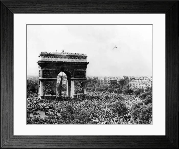 Framed Print : Celebrating the liberation of Paris, 26 August 1944 Framed Print : Celebrating the liberation of Paris, 26 August 1944