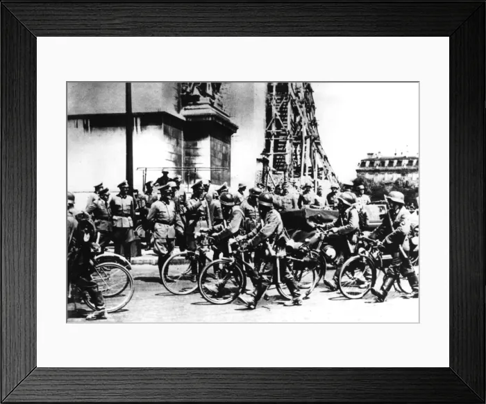 Framed Print : German soldiers marching past the Arc de Triomphe, Paris, 14 June 1940 Framed Print : German soldiers marching past the Arc de Triomphe, Paris, 14 June 1940