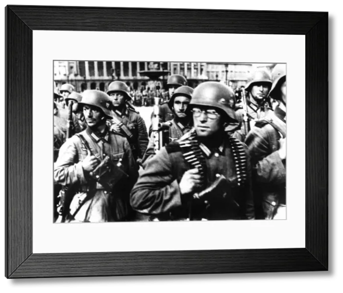 Framed Print : German soldiers marching in Paris, 14 June 1940 Framed Print : German soldiers marching in Paris, 14 June 1940