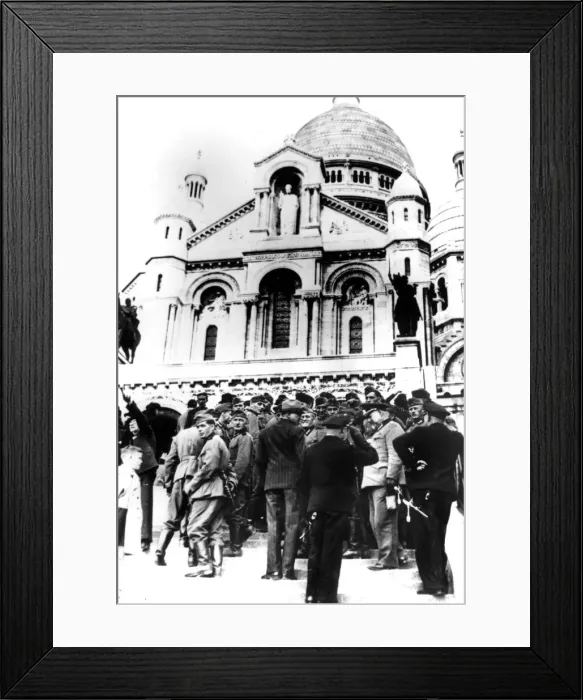 Framed Print : German soldiers outside the Sacre Coeur, Montmartre, Paris, 10 October 1940 Framed Print : German soldiers outside the Sacre Coeur, Montmartre, Paris, 10 October 1940