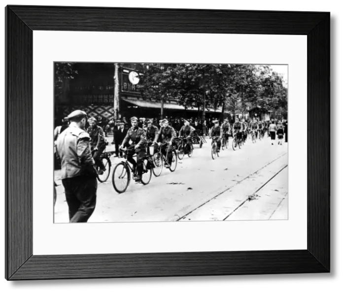 Framed Print : German soldier cycling through the streets of Paris, June 1940 Framed Print : German soldier cycling through the streets of Paris, June 1940