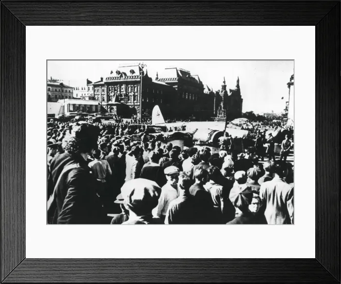 Framed Print : Crowds around a downed German bomber on display in Sverdlov Square, Moscow, 1941 Framed Print : Crowds around a downed German bomber on display in Sverdlov Square, Moscow, 1941