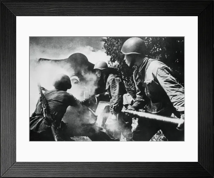Framed Print : Russian artillery in action, Eastern Front, 1943 Framed Print : Russian artillery in action, Eastern Front, 1943